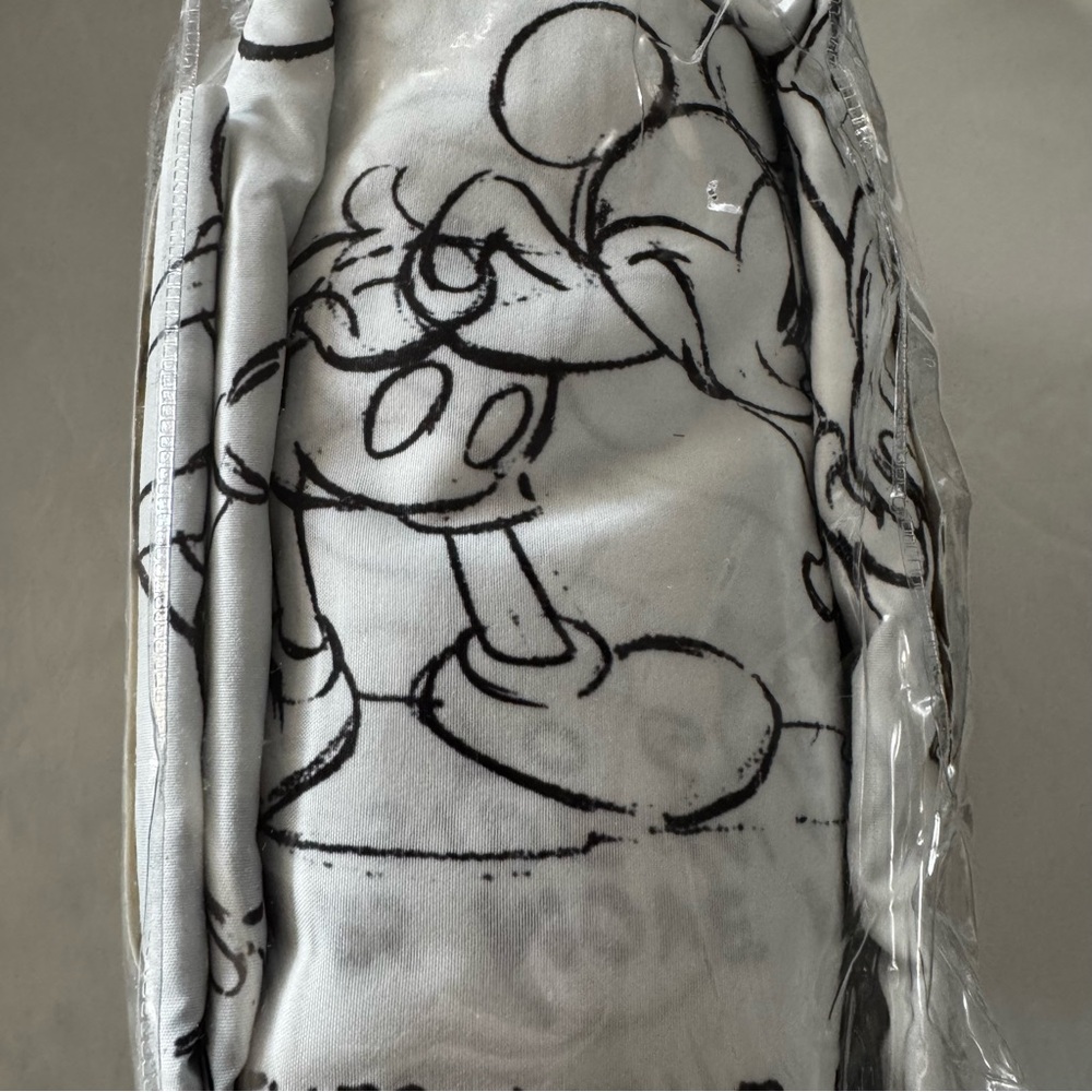 Disney QUEEN Sheet Set - Black and White NEW! - Picture 5 of 13